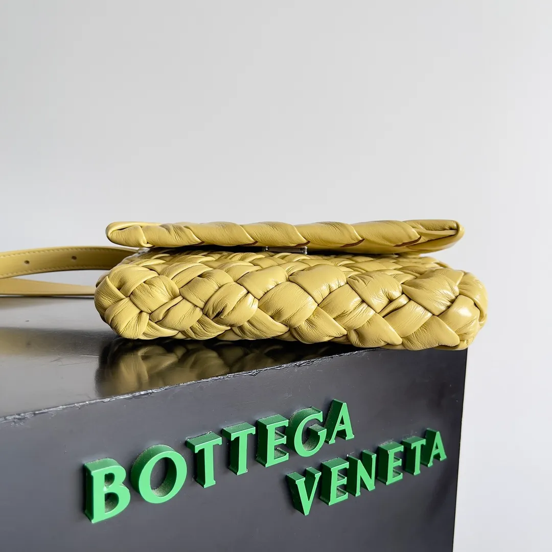 Batch 2360 BOTTEGA VENETA's new RUMPLE MESSENGER handbag and crossbody bag. Same style for men and women. Silk scarf pleated weaving technology, very artistic beauty. Good-looking bags for both men and women. Inverted triangle metal buckle. Stylish and stylish. The pleated technology feels great. Adjustable length. Can be worn on one shoulder or crossbody. Ribbon weaving + the latest rumple bag type is different from the traditional small square and large square weaving. This weaving method enhances the delicacy and luster of the leather by amplifying the texture of the leather. It subverts the tradition with a new technique and gives the woven bag a new image. The most luxurious craftsmanship. Practical and versatile. Only by wearing it yourself can you experience its lightness and comfort. Style number: 787113 Size: 21*14*5cm